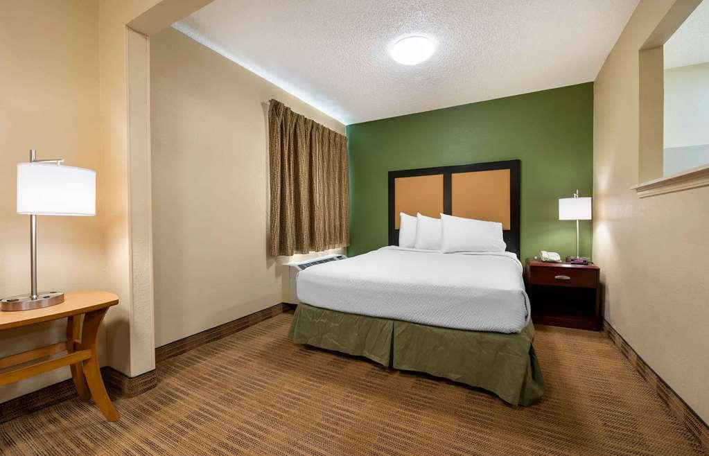Suburban Studios Hotel