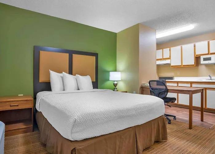 Suburban Studios Indianapolis Northwest - College Parks
